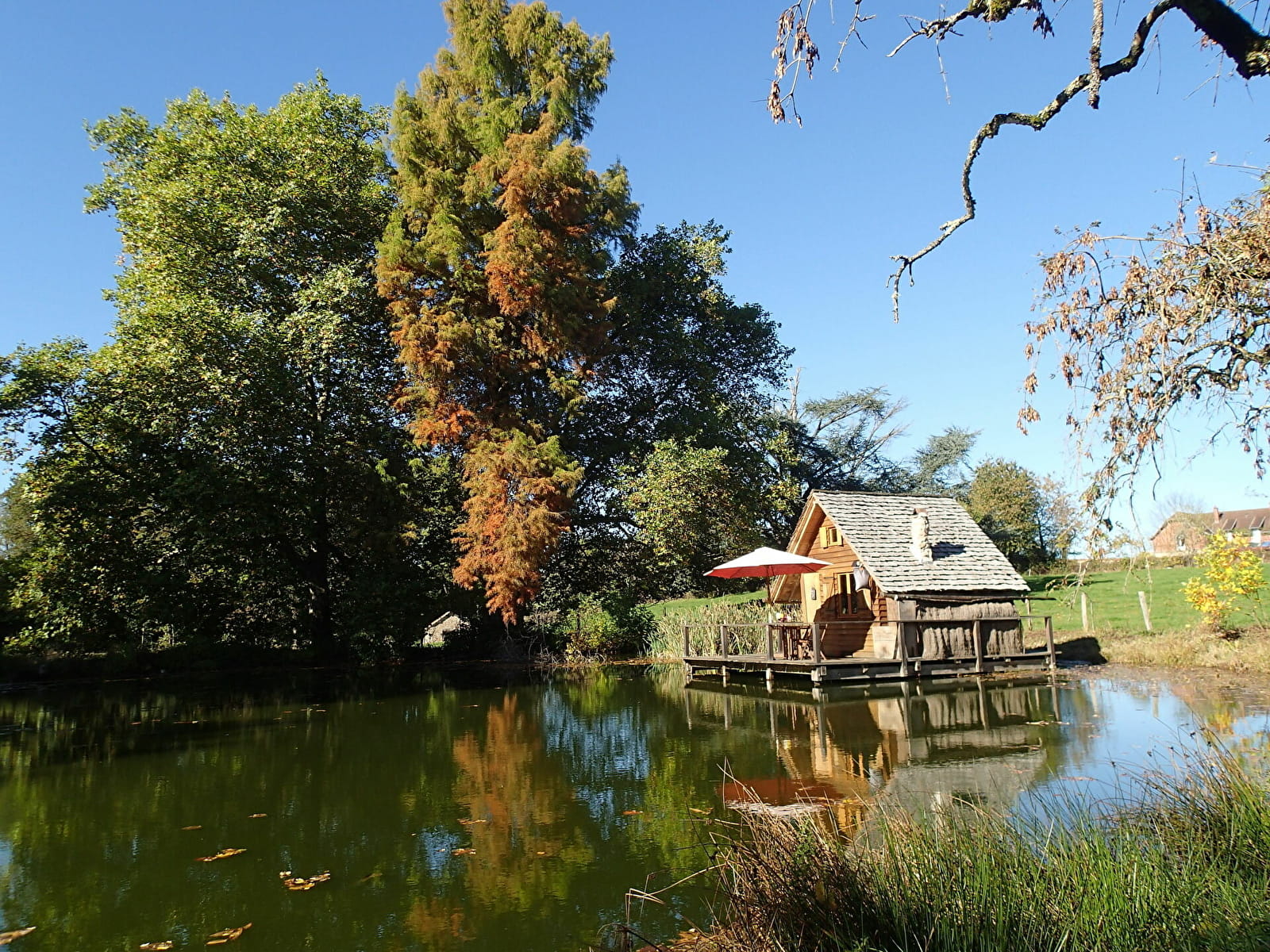 Photo d'une cabane perchée sur l'eau